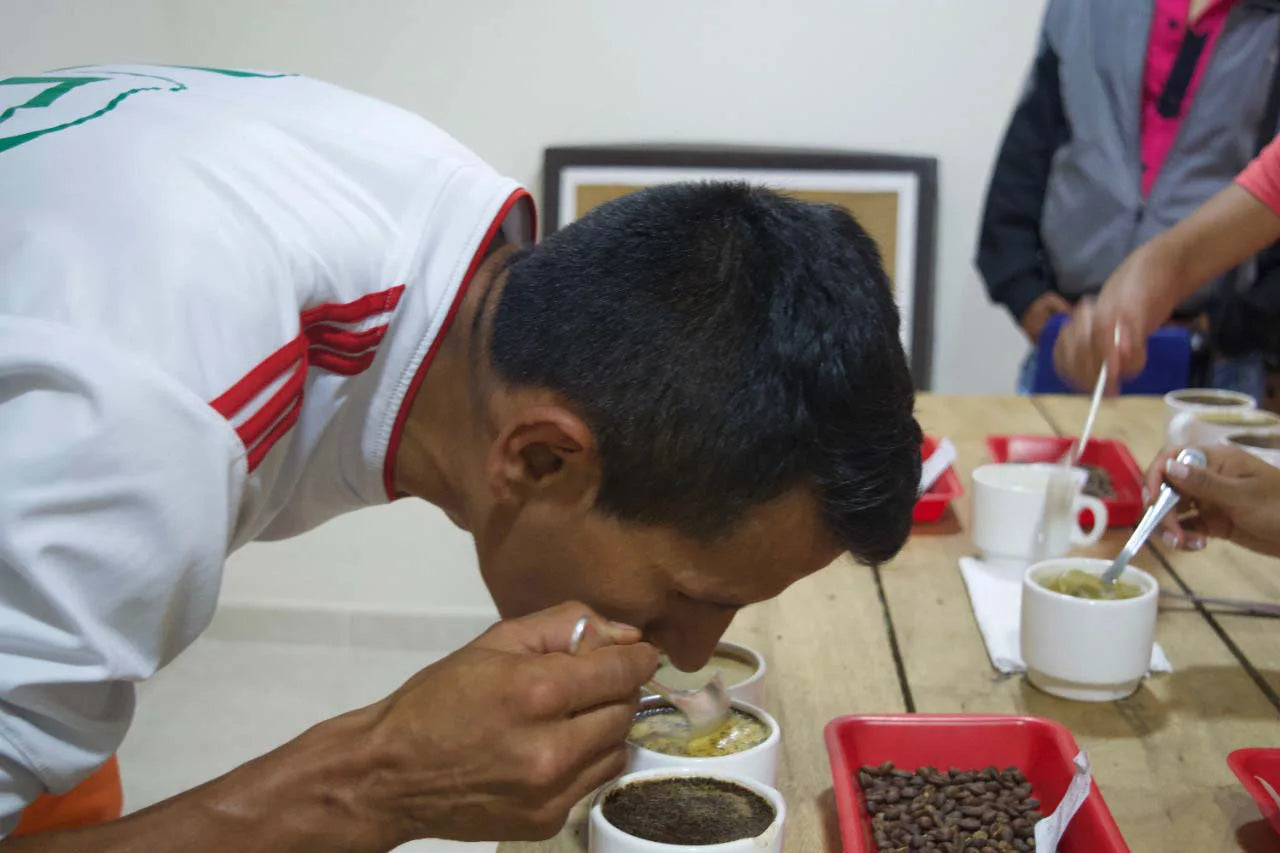 Productor haciendo una cata de café de especialidad.