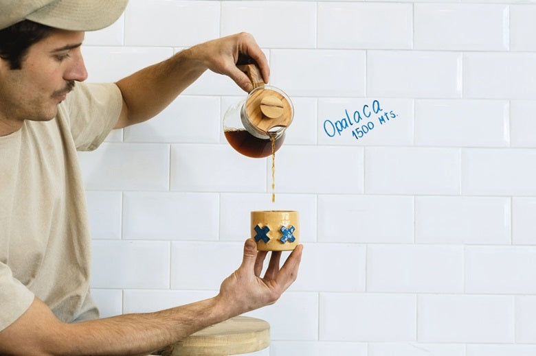 Hombre vertiendo café en una taza.